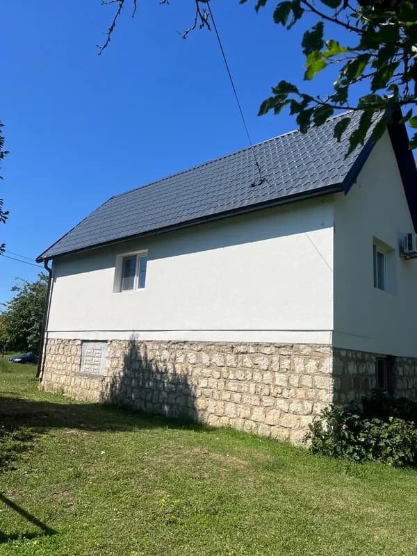 Bijela kuća s crijep limom i olukom